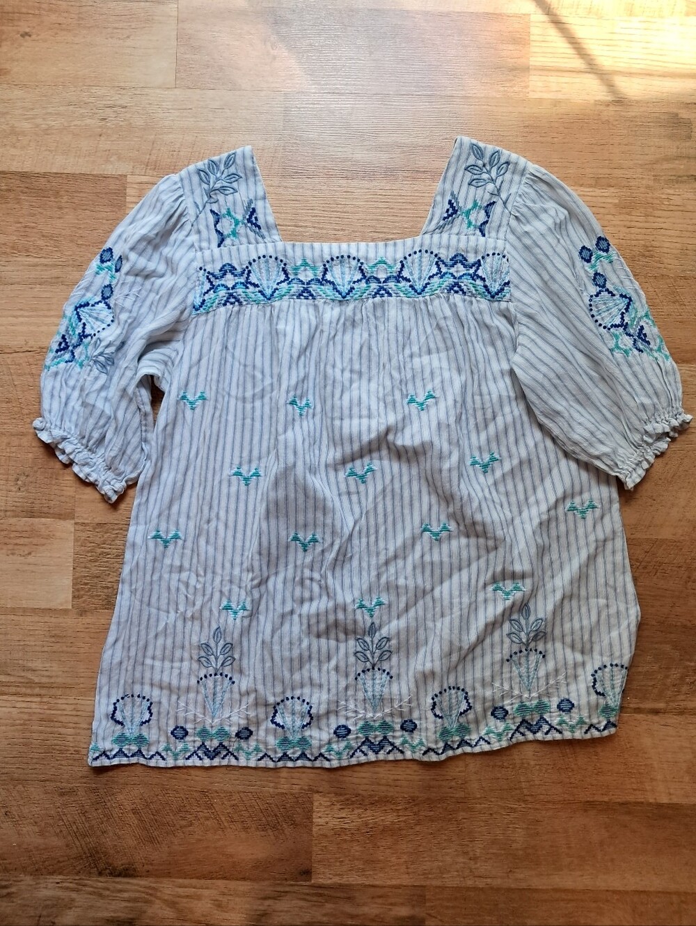 Mast 1883 Embroidered Square-Neck Women’s Top in White with Blue Accents